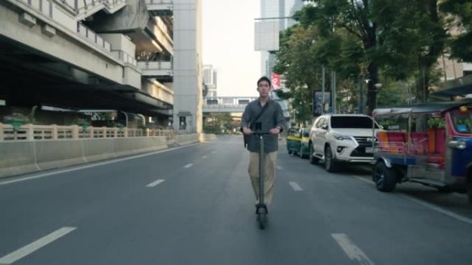 自由职业者在城市里使用电动滑板车