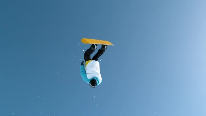 慢动作: 滑雪者跳下踢脚，并进行杂技翻转技巧。