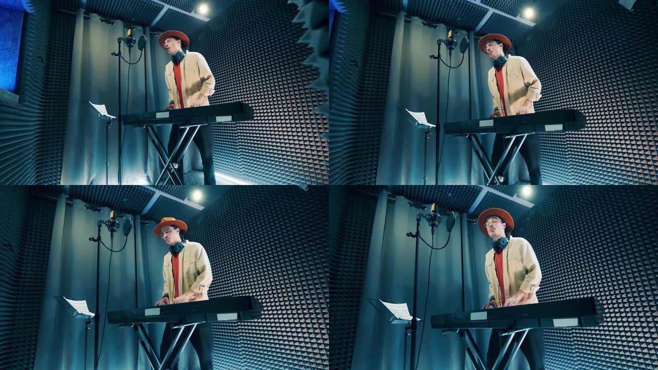 一名男子在音乐工作室里弹电子琴唱歌