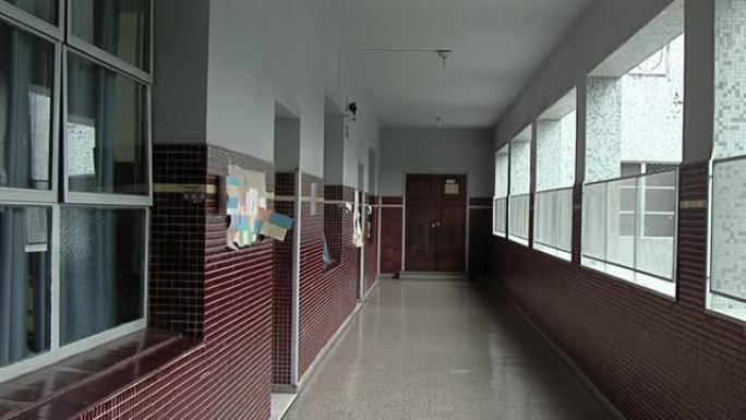 在新型冠状病毒肺炎封锁期间，阿根廷布宜诺斯艾利斯一所公立学校的一条空荡荡的学校走廊。