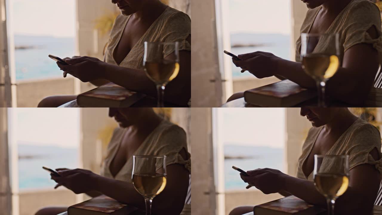SLO MO女人在海边的公寓里使用智能手机