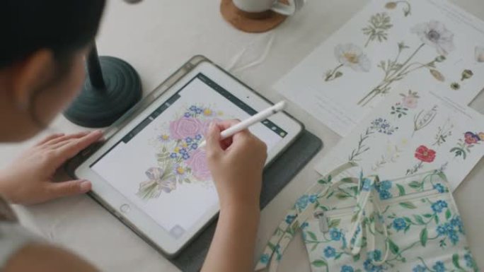 女艺术家在教授在线美术课时分享她的技能。