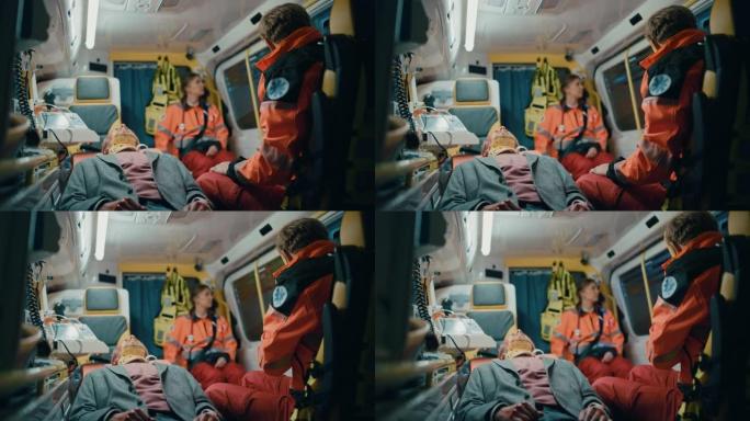 女性和男性专业急救护理人员在救护车上受伤的年轻男性患者戴着颈圈。穿着制服的急救助理坐在去医院的路上。