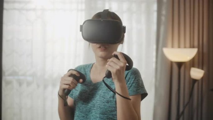 亚洲女人在家玩VR眼镜游戏