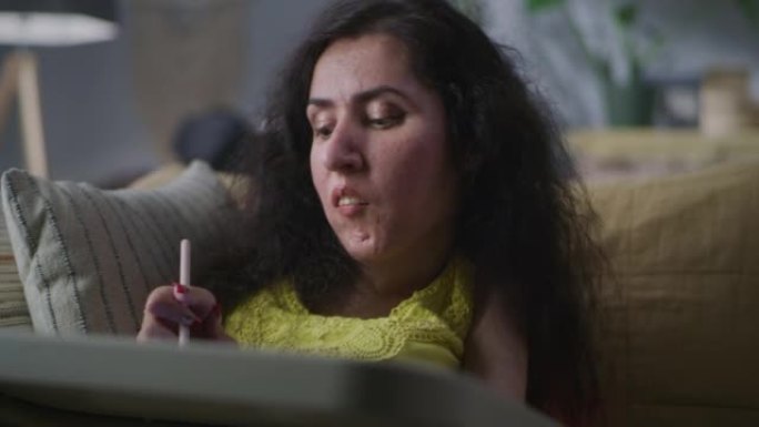 残疾妇女使用数字铅笔