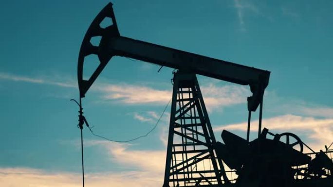 原油、天然气、石油价格概念。Pumpjack正在抽油，背景是天空
