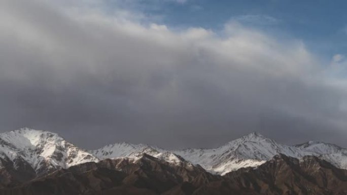 T/L ZO云在雪山上滚动