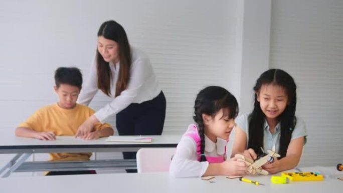 老师教小学生学习机器人编程和算法思维培训班。小学教育STEM教育概念。