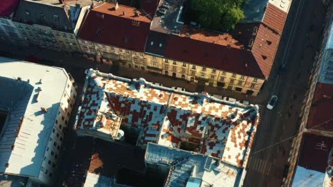 夏季日出时，在乌克兰利沃夫老城拍摄了古老的历史建筑和方格生锈的屋顶。