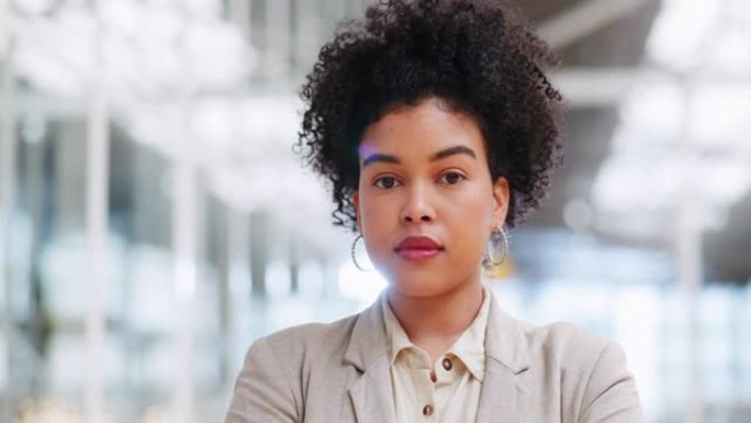 面孔、心态或愿景，以及一名商界黑人女性站在办公室，肩负着未来的使命。一名女性员工为企业成功而工作的动