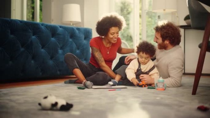 爱的混血家庭在客厅地板上在家和可爱的男婴一起玩玩具。开朗的父母养育孩子。童年、新生活、为人父母的概念