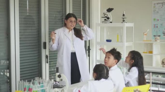 与泰国曼谷学习的老师一起参加科学实验室课程的学生