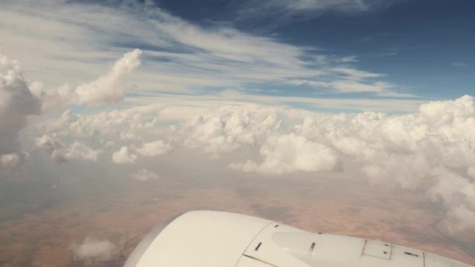 飞行旅行期间从飞机窗口看到美丽的天空，令人惊叹的大云空中全景和飞机引擎。