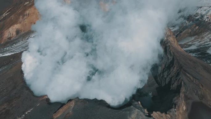 鸟瞰图火山活动火山口。火山口内火山全景景观地形。地标性自然旅游场所无人机镜头雾蒙蒙壮丽的山气。史诗拍