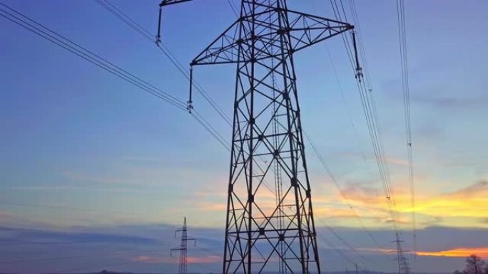 蓝天下的输电铁塔特高压电线塔电力电网输电
