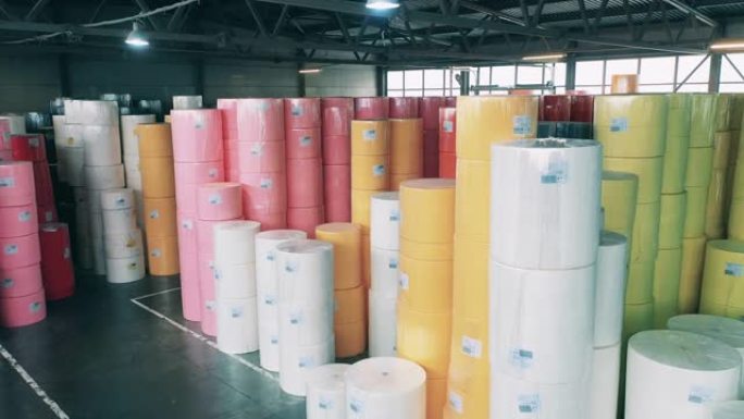 纸卷造纸工厂的存储空间