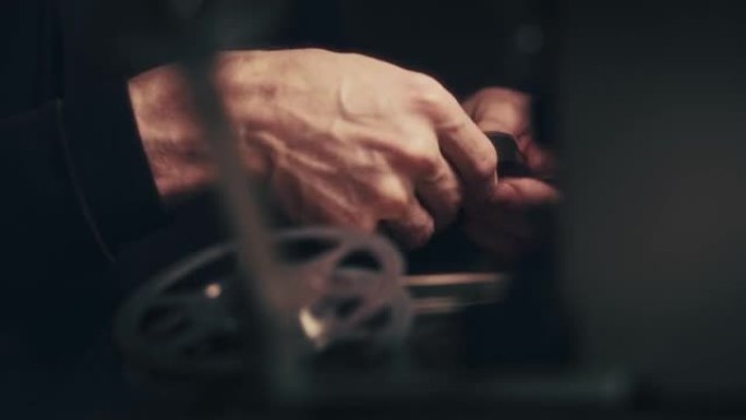 一个男人的手的特写镜头使用剪辑表进行8毫米电影的视频剪辑。