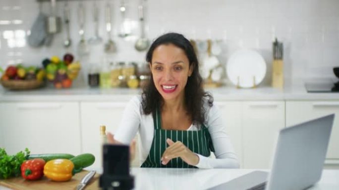 女性视频记录器在生活烹饪课活动中与观众交谈
