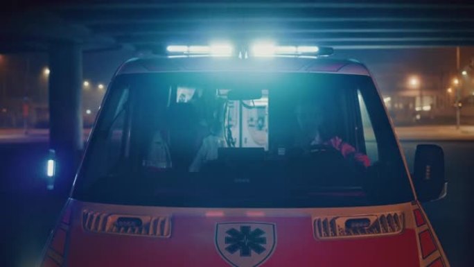带有工作频闪灯和信号的救护车在晚上到达街道上的交通事故现场。带有医疗十字标志的紧急护理人员救援货车的