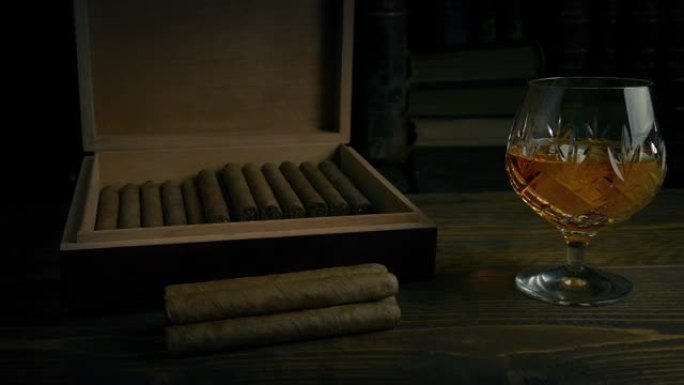 点烟盒和威士忌在桌上靠书
