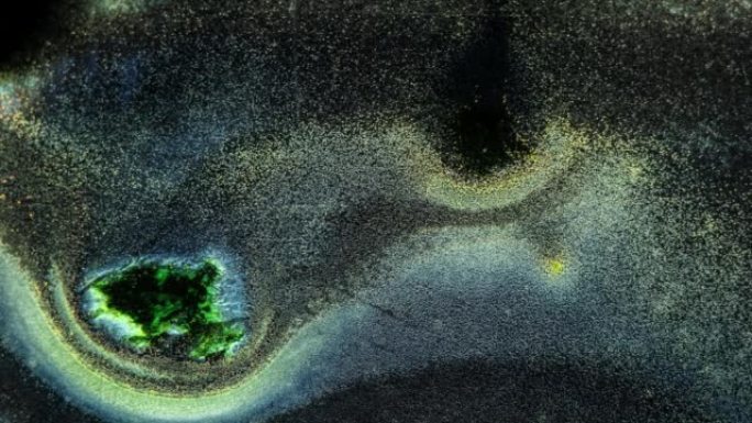 食用色素的晶体在显微镜下看起来像宇宙中的黑洞