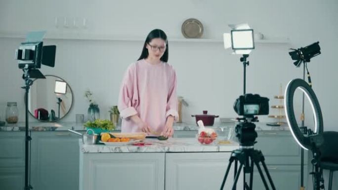 年轻女士在工作室厨房做饭时被拍摄