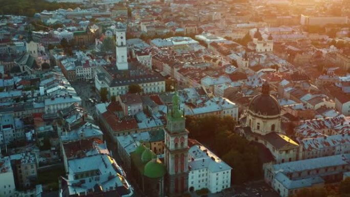 雄伟的古老欧洲城市景观。在乌克兰利沃夫，无人机在真实的街道、市政厅和教堂上空翱翔。