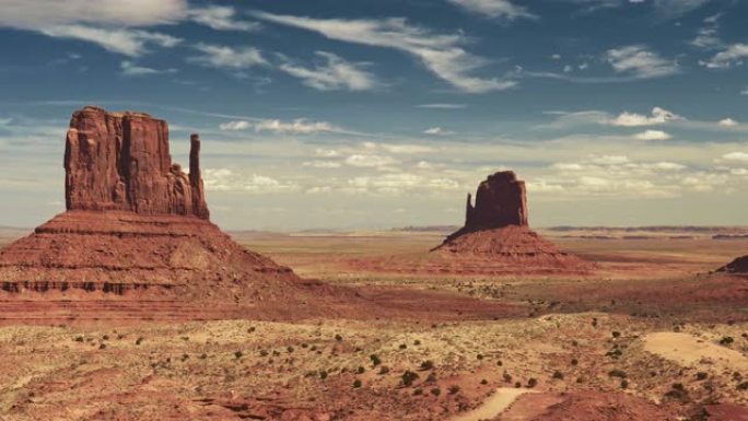 纪念碑谷蓝天下的奇特岩层。美国亚利桑那州纪念碑谷的平移镜头。UHD, 4K