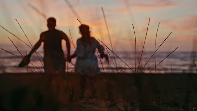一对夫妇在海滩上奔跑的超级SLO MO，撒丁岛。