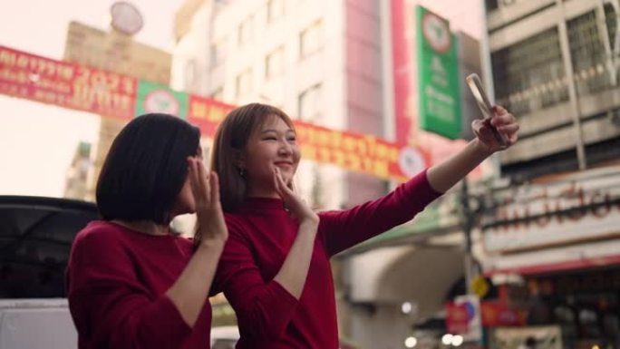 快乐的亚洲家庭在中国市场度过长周末。