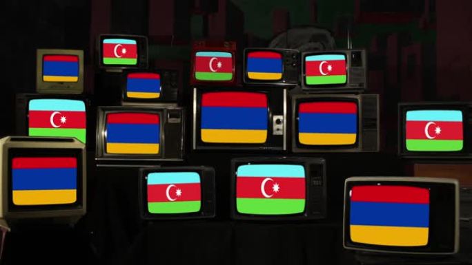 亚美尼亚和阿塞拜疆的旗帜在一堆老式电视机上。纳戈尔诺-卡拉巴赫冲突概念视频。