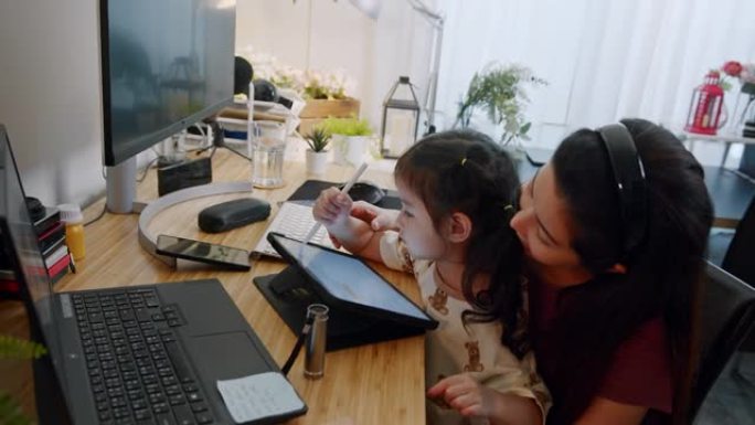 在线孕妇影响者妇女教第一个孩子女儿使用数字平板电脑在家玩集成平板电脑活动。母亲爱孩子。