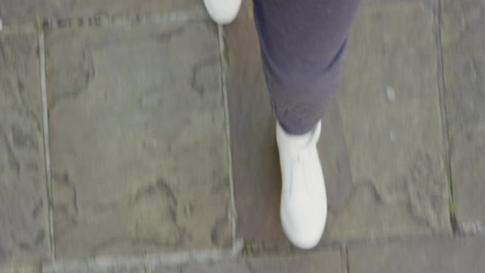 4k视频片段，一个无法识别的男人走到外面