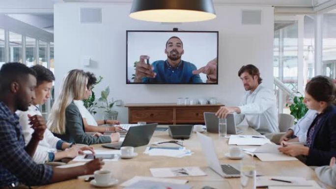 一群在董事会中召开电话会议的商人团队负责人在电视屏幕上使用在线视频聊天与同事聊天，讨论办公室4k的想
