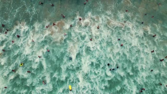 享受海浪的人们文旅宣传生态环境浴场