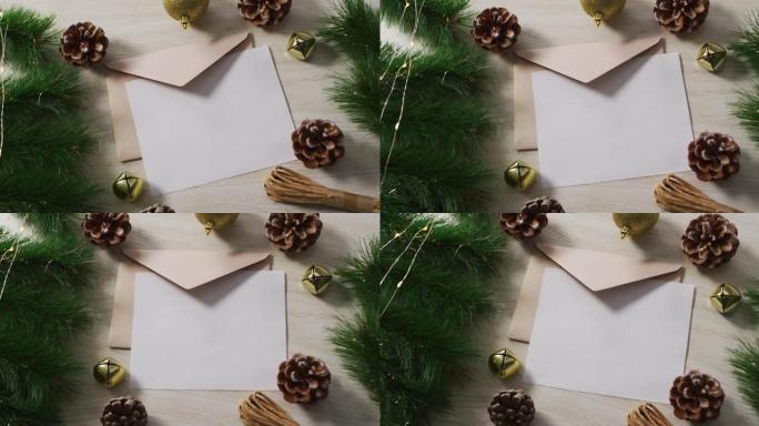 木制背景上白色卡片和米色信封的圣诞装饰品视频
