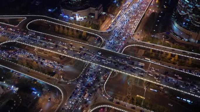 夜间/北京的立交桥和城市交通的无人机视点