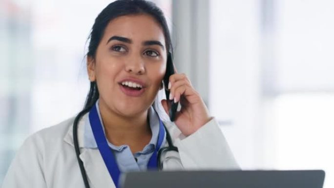 在医院工作的医生在电话上交谈，保健专家在智能手机上咨询，用手机讨论健康。印度护士在诊所交谈中提供医疗
