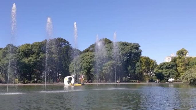 Parque Centenario，位于阿根廷克雷斯波别墅区布宜诺斯艾利斯市地理中心的一个受欢迎的邻