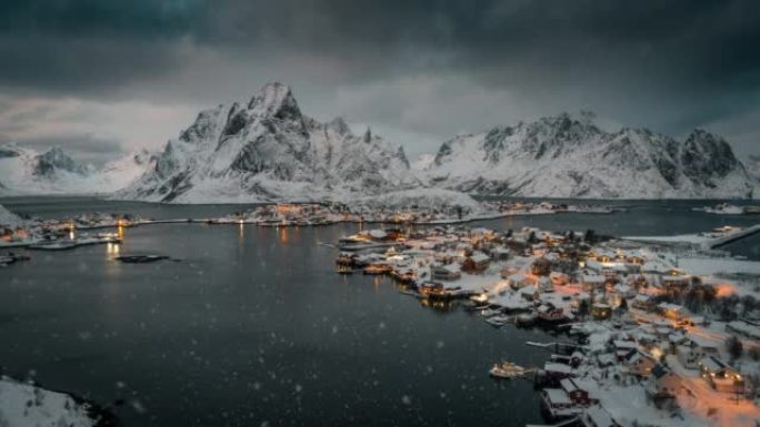 田园诗般的渔村Reine被挪威的北极冬季景观所包围-空中射击