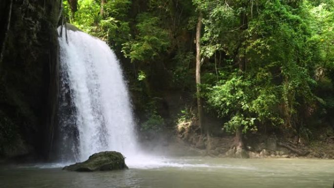 热带雨林中瀑布的慢动作