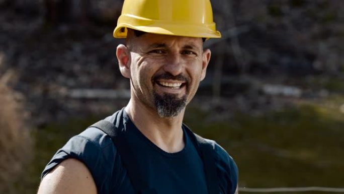 SLO MO肖像，一名建筑工人在镜头前微笑