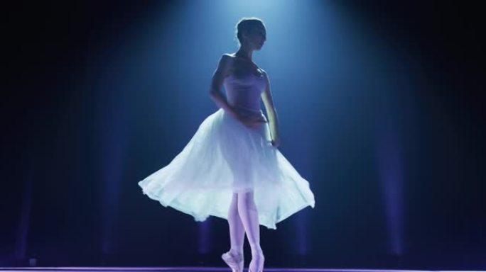 一位年轻优美的古典芭蕾舞女舞者穿着白色芭蕾舞短裙的电影拍摄，在演出开始前在经典剧院舞台上表演舞蹈。