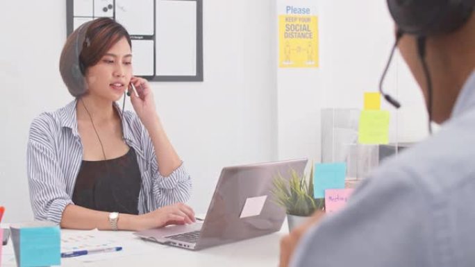 亚洲女性呼叫中心在家庭办公室支持她的客户，保险技术概念