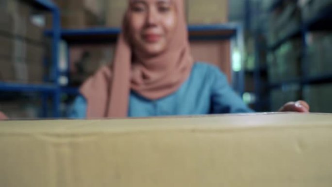 穆斯林工人向仓库中的客户发送纸箱