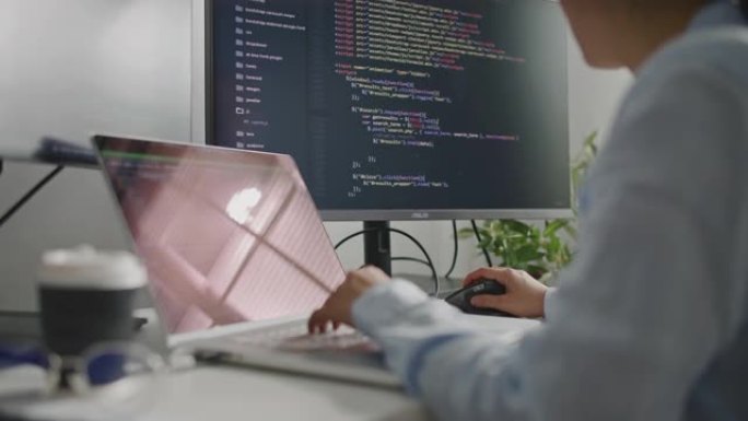 hand亚洲女性软件开发人员使用计算机在办公室编写代码的特写