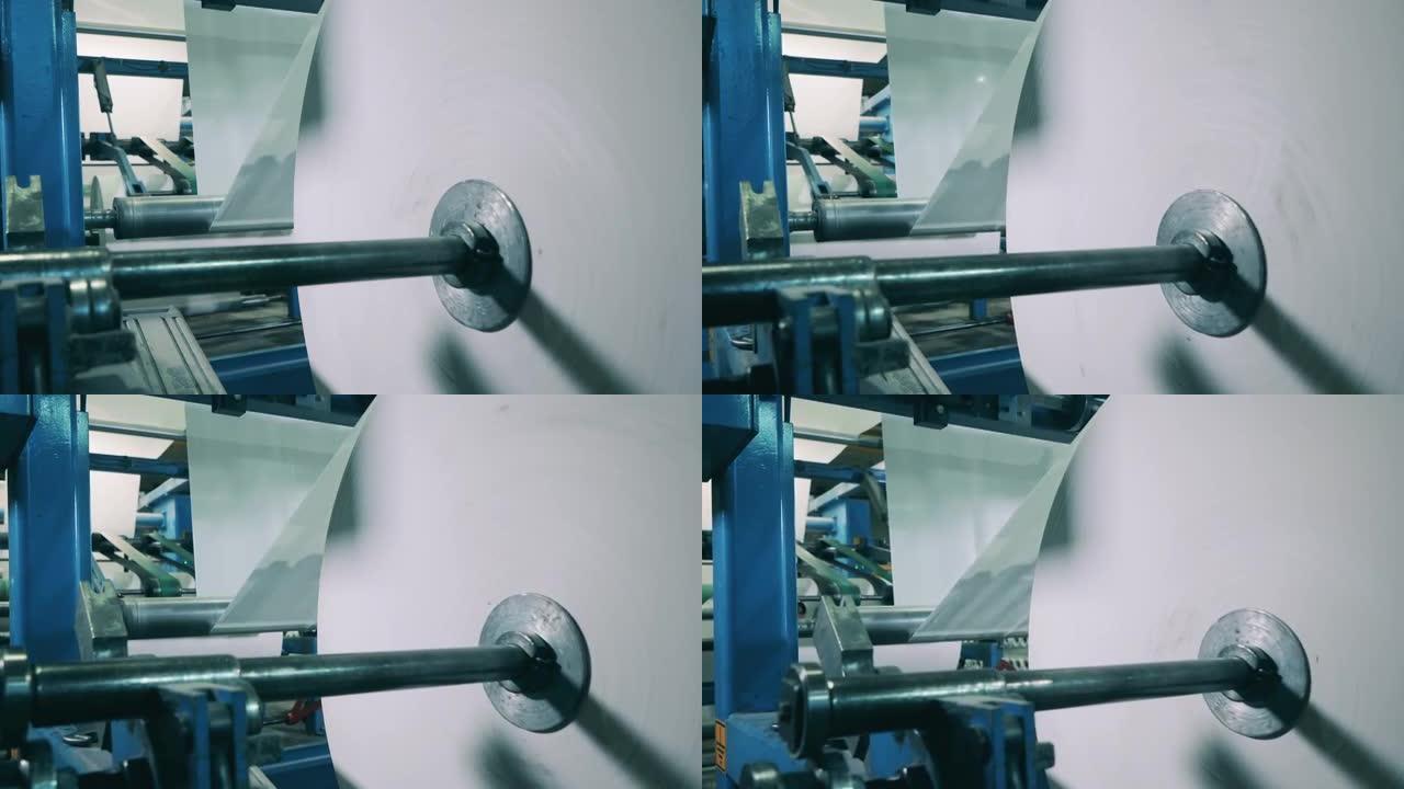 造纸厂的工作纸转换机