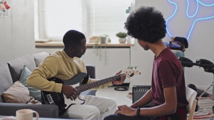 学习弹奏低音吉他外国人学吉他吉他老师视频