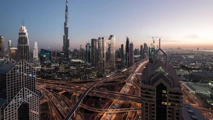 迪拜天际线的T/L平底锅鸟瞰图，昼夜过渡/阿联酋迪拜