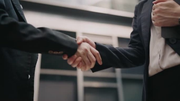 慢动作商务人士在办公室握手